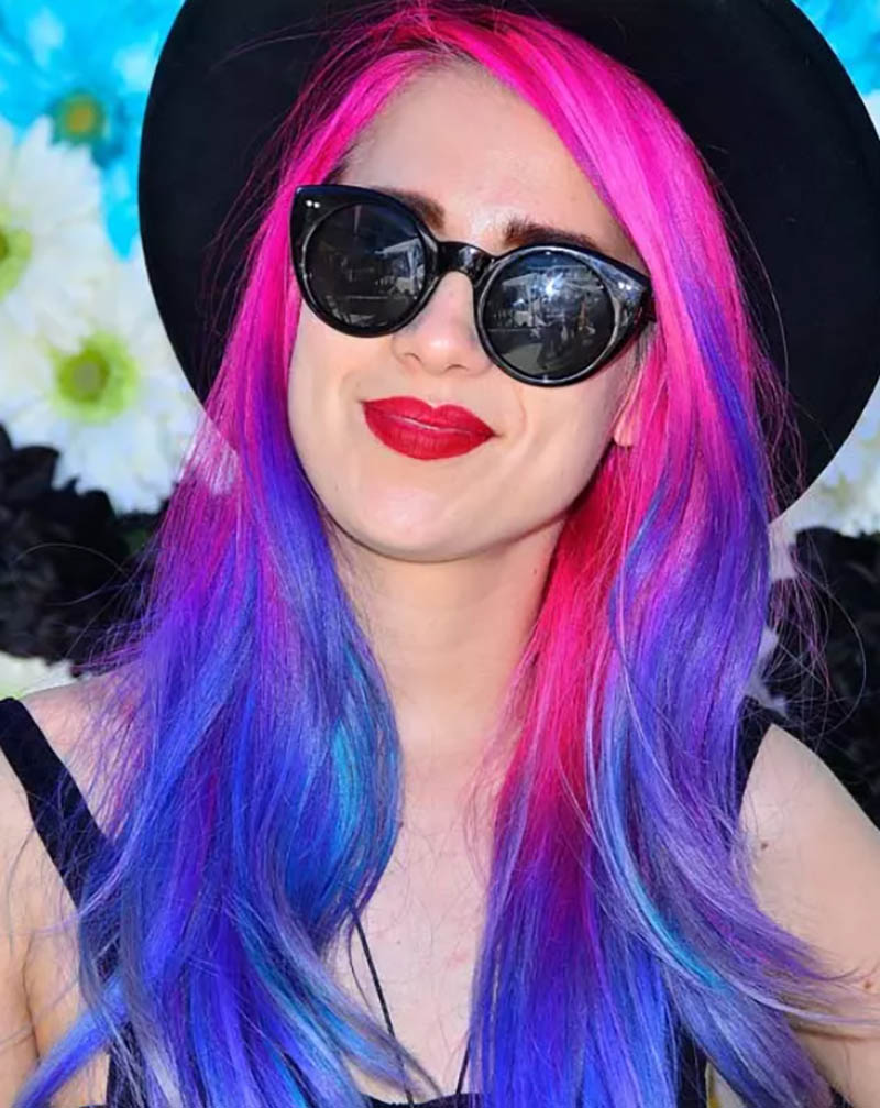 Kiểu tóc uốn sóng dài kết hợp nhuộm hồng và xanh
