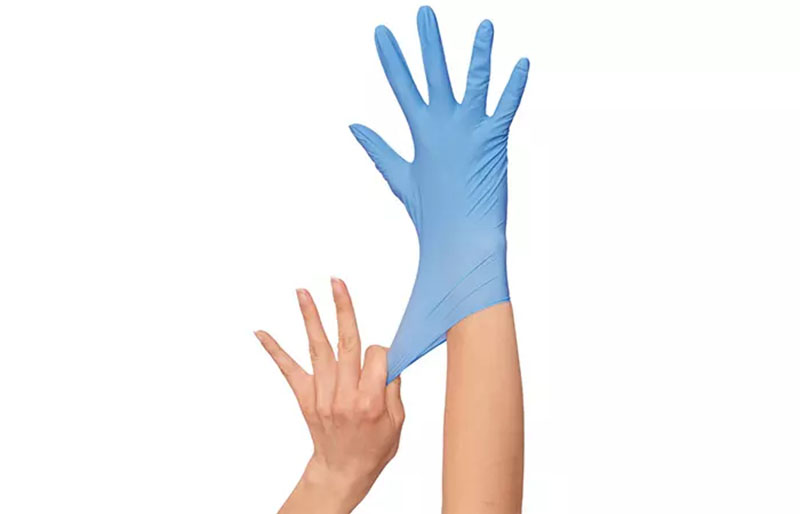 Đeo găng tay cao su/ nhựa