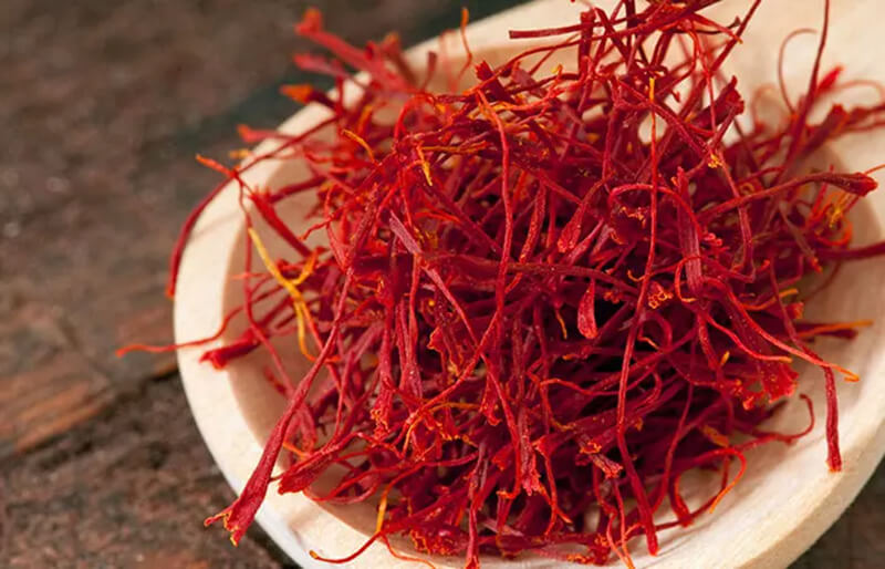 Sử dụng nhụy hoa nghệ tây (saffron) để nhuộm màu cho tóc