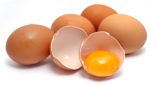 Trong trứng gà có chứa protein và axit béo giúp tóc tăng trưởng và phát triển khoẻ mạnh 