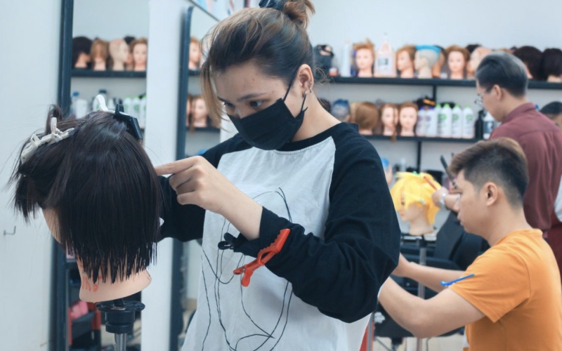 Phụ nữ vẫn có thể học nghề cắt tóc