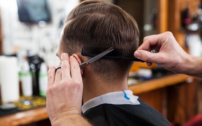 Kỹ thuật bắt chải tóc cơ bản trong cắt tóc nam