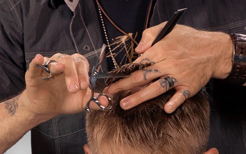 Sử dụng kéo thành thạo khi được hướng dẫn kỹ thuật cắt tóc nam