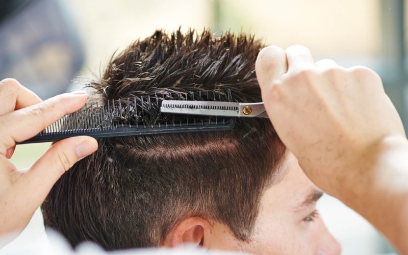 Cắt tóc trên lược, kỹ thuật giúp việc cắt tóc trở nên dễ dàng hơn