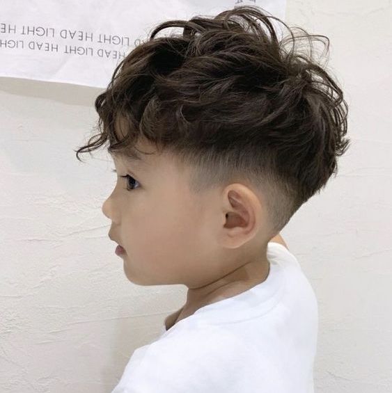 Kiểu tóc cắt cao uốn xoăn siêu đẹp cho bé trai